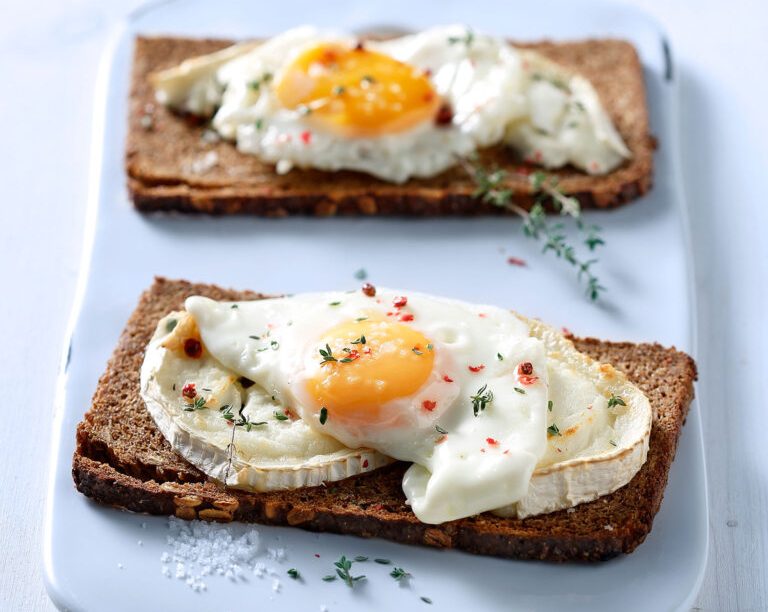 Μπρουσκέτες με κατσικίσιο τυρί, ροζ πιπέρι και αυγά μάτια