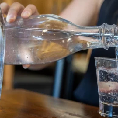 Άνοιξε στη Βρετανία το πρώτο εστιατόριο με μενού που περιλαμβάνει μόνο νερό