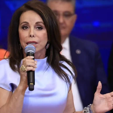 Βούλα Πατουλίδου: Ραγίζει καρδιές η νέα ανάρτηση για τον σύζυγό της – «Πώς χωράει τόση παρουσία στην απουσία;»