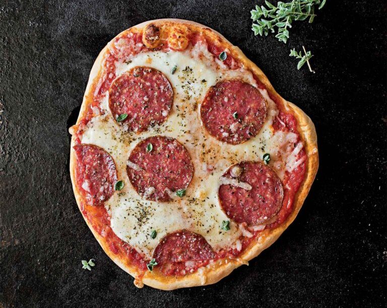 Πίτσα με πεκορίνο Αμφιλοχίας και λευκαδίτικο σαλάμι