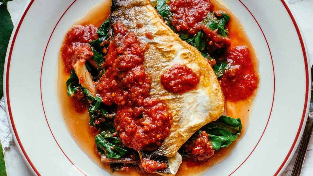 Ψάρι με χόρτα εποχής και ωμή «σάλτσα» ντομάτας