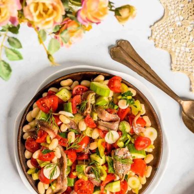 Φασόλια πιάζ με φρέσκο κρεμμυδάκι και αντζούγιες