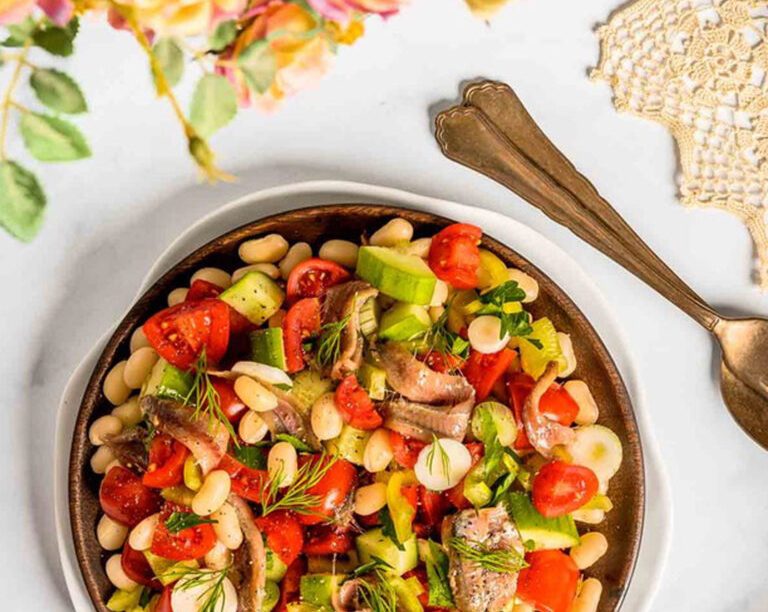 Φασόλια πιάζ με φρέσκο κρεμμυδάκι και αντζούγιες