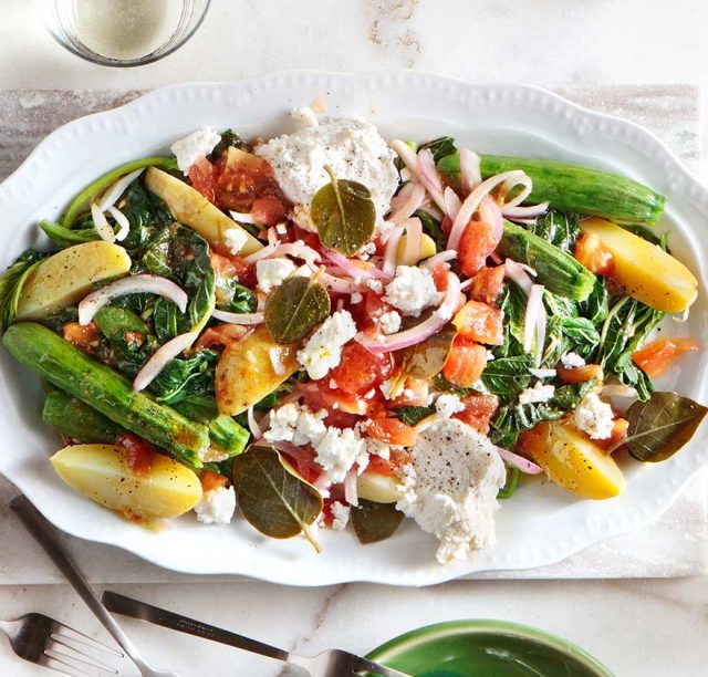 Βλήτα σαλάτα με κολοκυθάκια και πατάτες