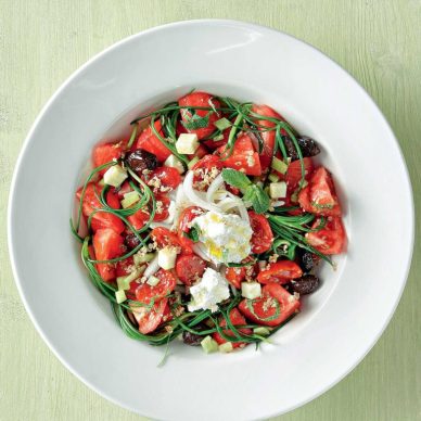 Χωριάτικη με νιβατό Ελασσόνας, φουρνιστά ντοματίνια και πικλοκρέμμυδα