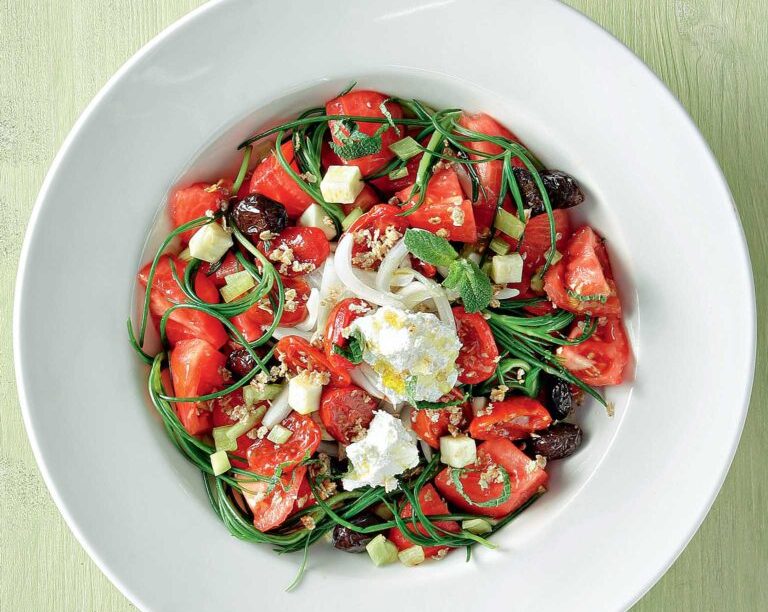 Χωριάτικη με νιβατό Ελασσόνας, φουρνιστά ντοματίνια και πικλοκρέμμυδα