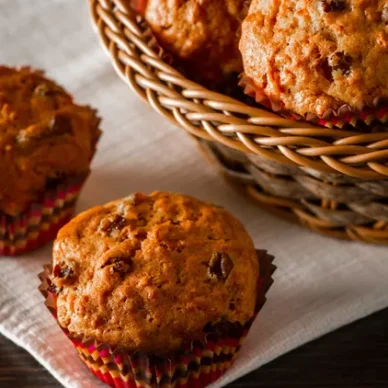 Τέλειο σνακ: Συνταγή για φθινοπωρινά “σταφιδομάφιν” με κανέλα – χωρίς ζάχαρη. Δείτε βίντεο