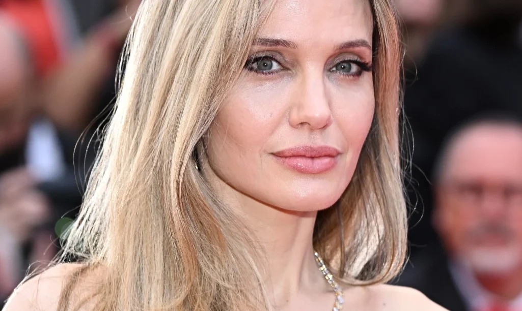 Αντζελίνα Τζολί: Η συγκινητική αναφορά στη μητέρα της που πέθανε από καρκίνο στα 57 της. Δείτε βίντεο