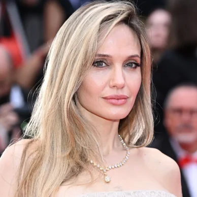 Αντζελίνα Τζολί: Η συγκινητική αναφορά στη μητέρα της που πέθανε από καρκίνο στα 57 της. Δείτε βίντεο