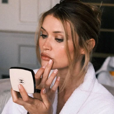 Blurred lips: Το Κ-beauty trend που κάνει τα χείλη να δείχνουν ακαταμάχητα
