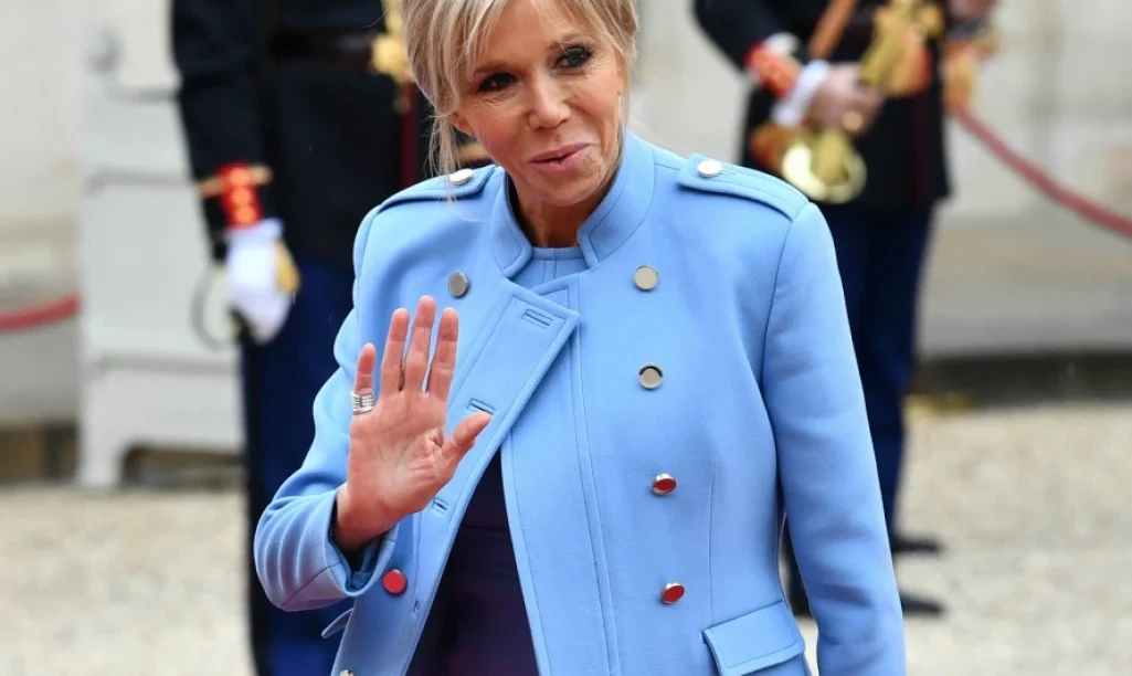 Η Μπριζίτ Μακρόν καλείται να αποδείξει ότι είναι γυναίκα