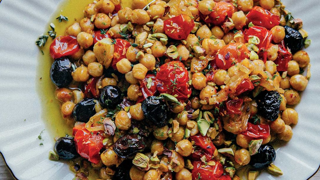 Φουρνιστά ρεβύθια με ντοματίνια, ελιές και φυστίκια Αιγίνης