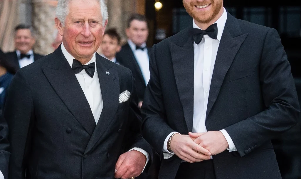 Ο πρίγκιπας Χάρι συναντήθηκε με τον βασιλιά Κάρολο μετά από ένα χρόνο – Ο λόγος πίσω από το απρόσμενο “reunion”