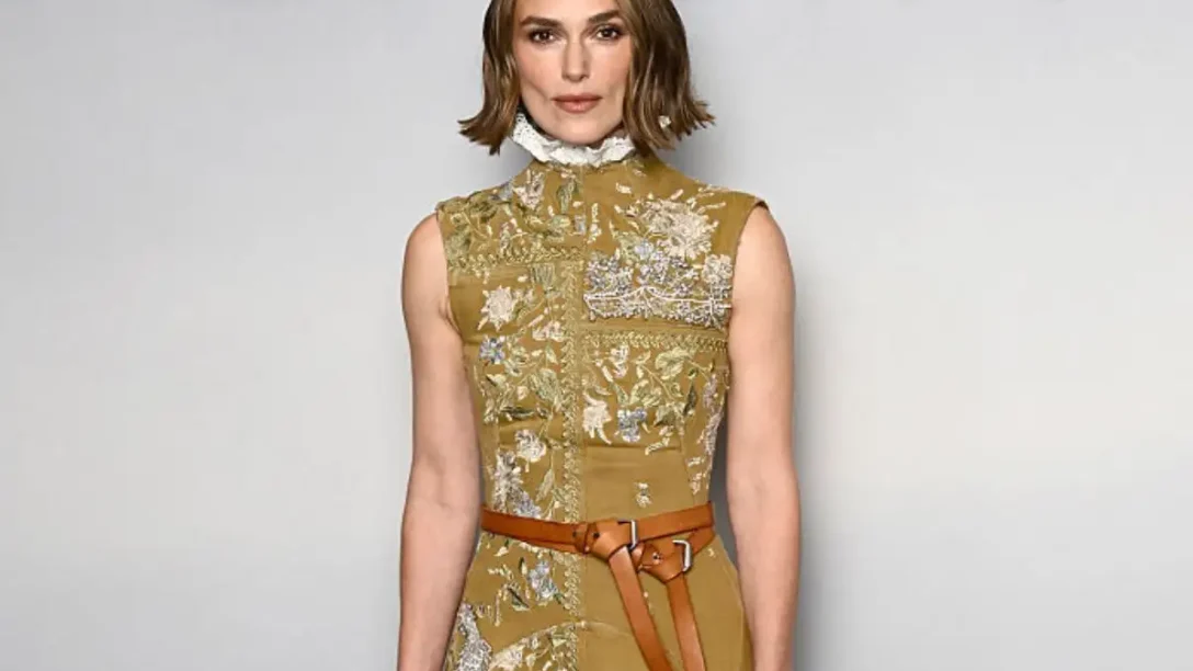 Keira Knightley: Στην πρεμιέρα της νέας ταινίας της με γήινο μακιγιάζ και flippy bob