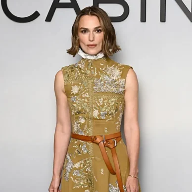 Keira Knightley: Στην πρεμιέρα της νέας ταινίας της με γήινο μακιγιάζ και flippy bob
