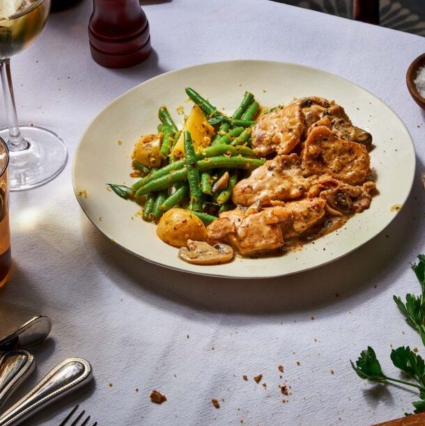 Kοτόπουλο φιλέτο με σάλτσα λευκού κρασιού