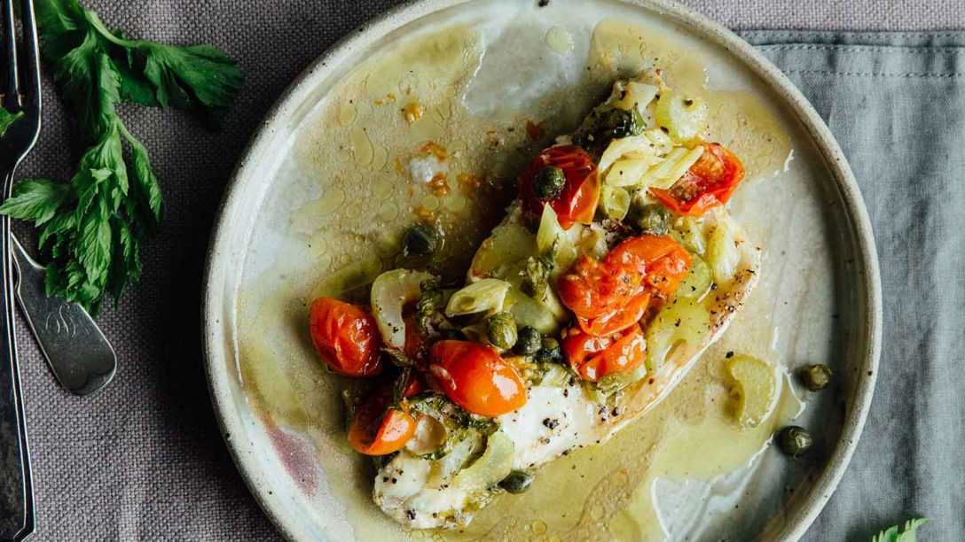 Λαβράκι φιλέτο στη λαδόκολλα με σέλινο, κάππαρη και ντοματίνια