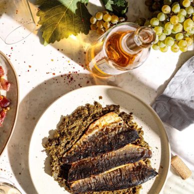 Λαβράκια στο γκριλ με πουρέ από αμπελόφυλλα