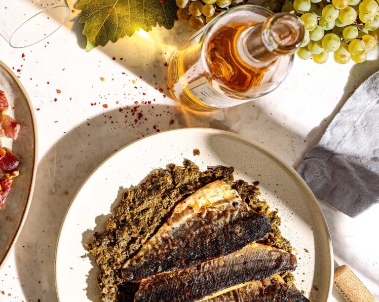 Λαβράκια στο γκριλ με πουρέ από αμπελόφυλλα