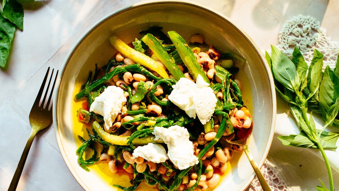 Μαυρομάτικα σαλάτα με αλμύρα, αγγουράκια και τριφτή ντομάτα