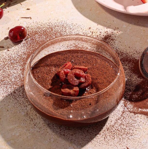 Μους σοκολάτα χωρίς ζάχαρη, με γιαούρτι αντί για σαντιγί