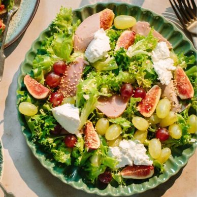 Πλούσια σαλάτα με σύκα και σταφύλι