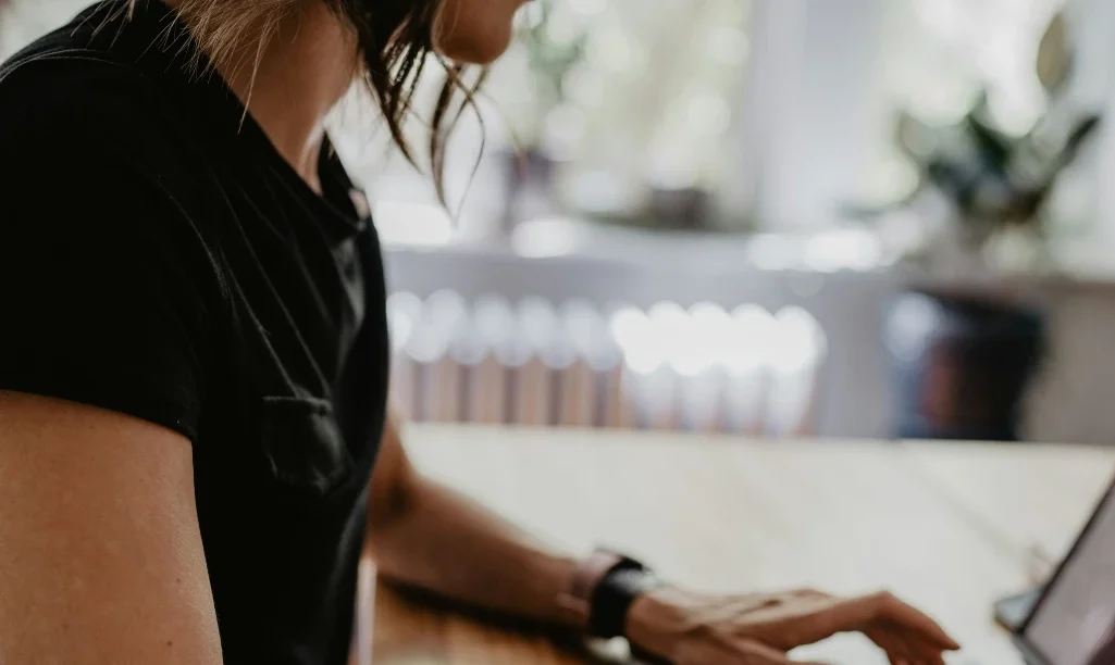 Quiet cracking: Μήπως εξαντλείσαι ψυχικά στη δουλειά αλλά δεν το αντιλαμβάνεσαι;