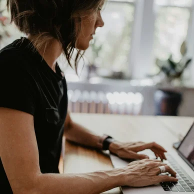 Quiet cracking: Μήπως εξαντλείσαι ψυχικά στη δουλειά αλλά δεν το αντιλαμβάνεσαι;