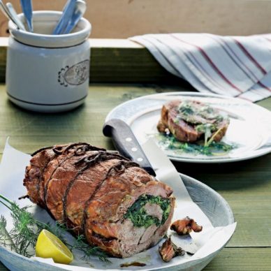 Ρολό χοιρινό γεμιστό με χόρτα, με σάλτσα αυγολέμονο