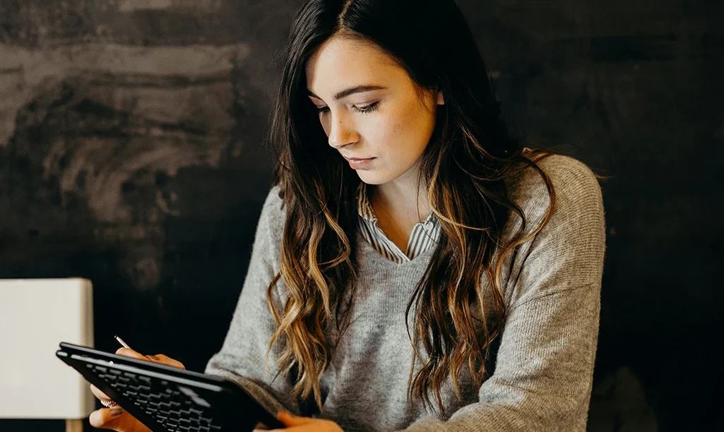 «STOP»: Η viral μέθοδος των 5 λεπτών που βάζει τέλος στο άγχος της δουλειάς