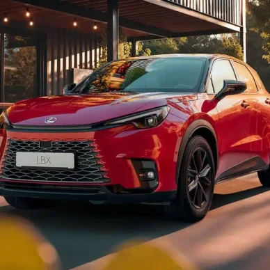Νέο και φανταχτερό Lexus LBX Vibrant Edition