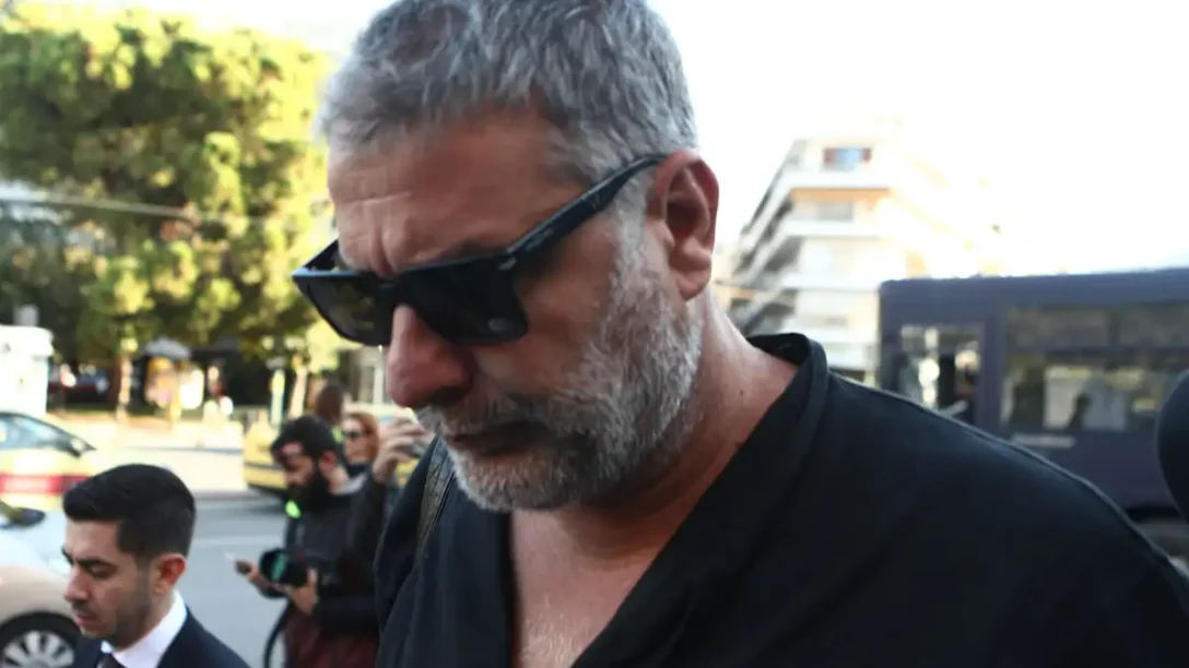 Bασίλης Μπισμπίκης: Η συνομιλία με τους καταγγέλλοντες έξω από τα δικαστήρια