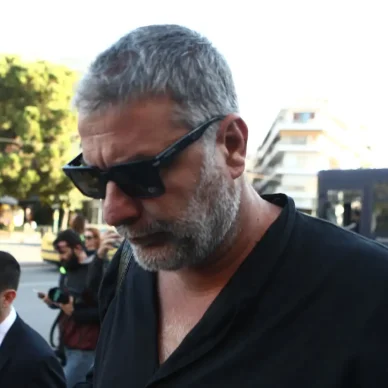 Bασίλης Μπισμπίκης: Η συνομιλία με τους καταγγέλλοντες έξω από τα δικαστήρια