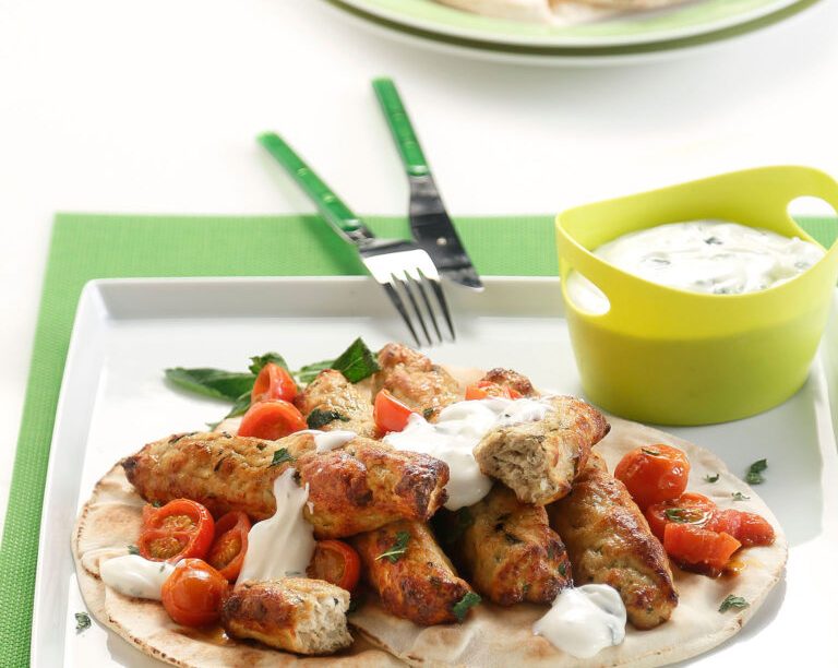Κεμπάπ γαλοπούλας με ψητά ντοματίνια και σάλτσα γιαουρτιού