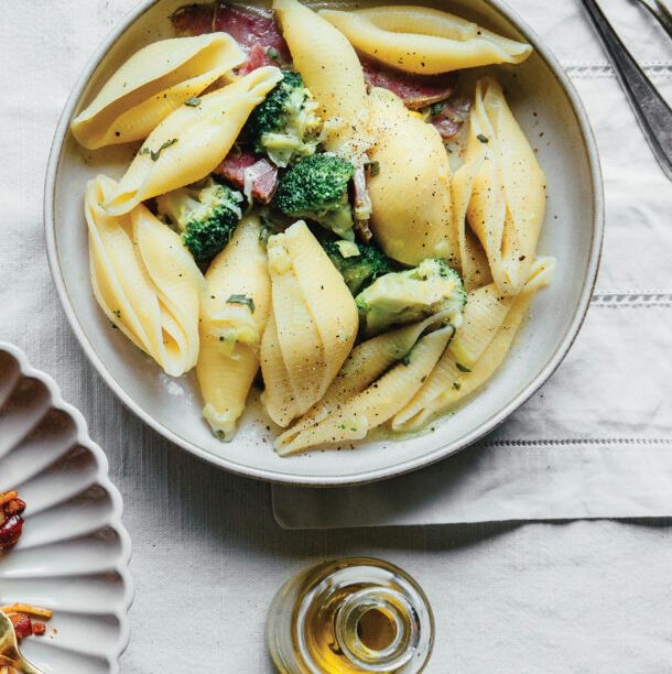 Κοχύλια μεγάλα με μπρόκολο και σάλτσα πράσου