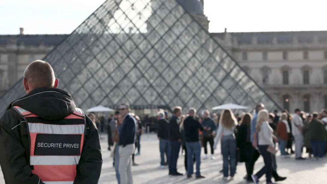 Μουσείο του Λούβρου: Δυο συλλήψεις για τη ληστεία
