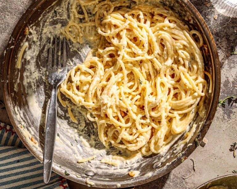 Μακαρονάδα με σάλτσα φέτας