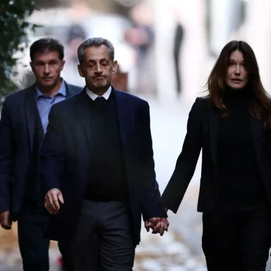 Νικολά Σαρκοζί: Οδηγείται στη φυλακή 