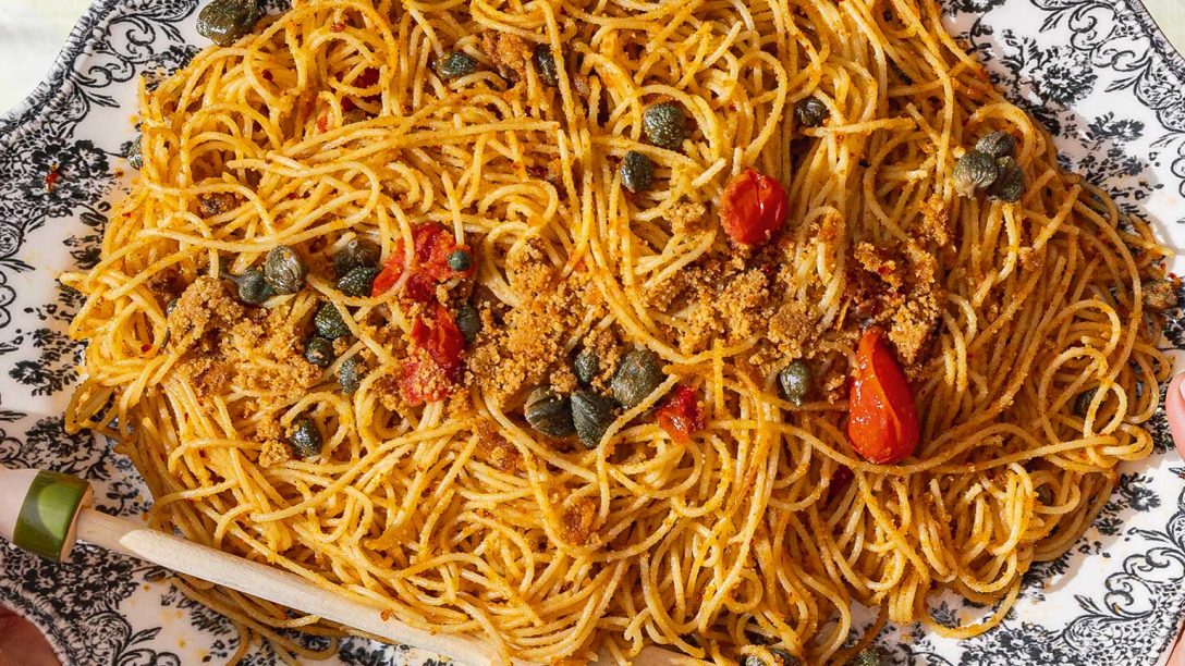 Σπαγγετίνι με αντσούγιες και κάππαρη