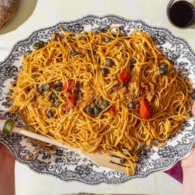 Σπαγγετίνι με αντσούγιες και κάππαρη