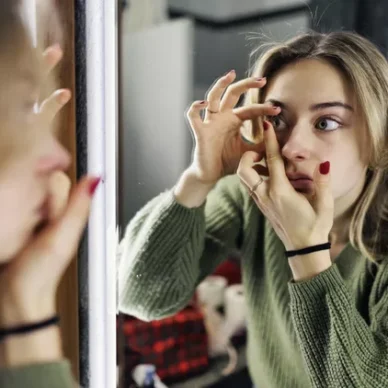 Ο σοβαρός λόγος που δεν πρέπει να φοράς φακούς επαφής στο μπάνιο