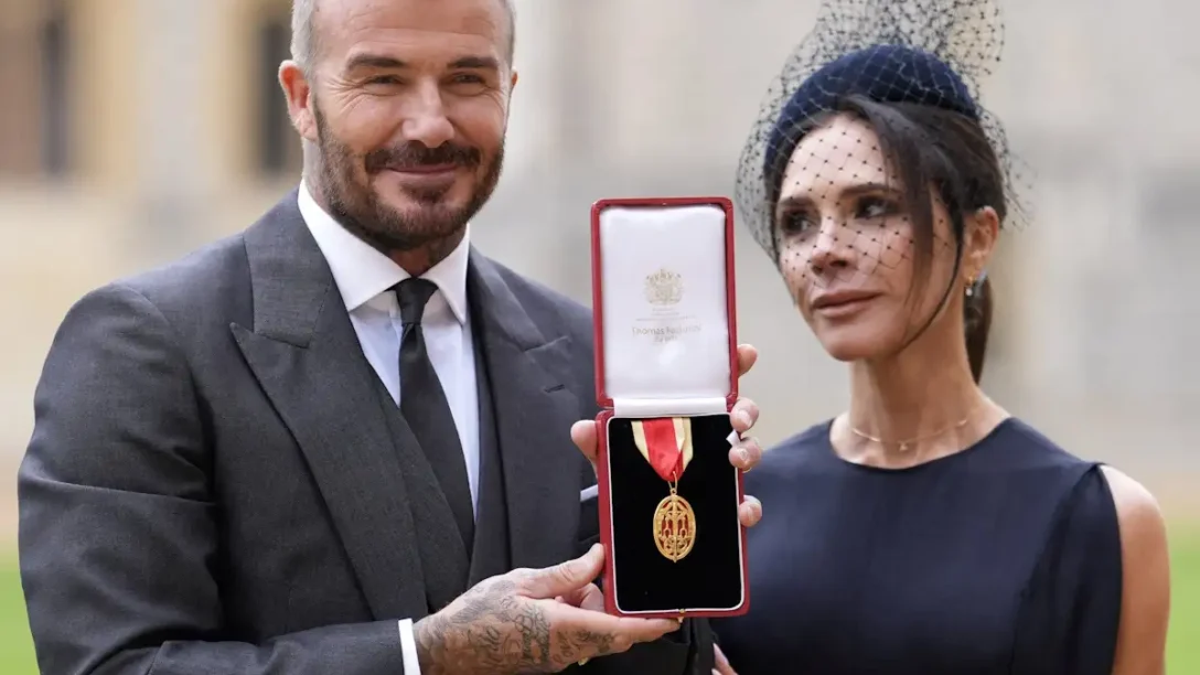 Ο Ντέιβιντ Μπέκαμ έλαβε τον τίτλο του ιππότη από τον Βασιλιά Κάρολο