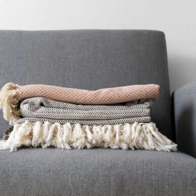 Τα χουχουλιάρικα ριχτάρια – η αγκαλιά του σπιτιού! 3 προτάσεις για τον καναπέ σας!