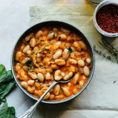 Φασολάδα με πάπρικα, λεμόνι και τηγανητά κρεμμύδια