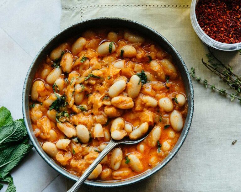 Φασολάδα με πάπρικα, λεμόνι και τηγανητά κρεμμύδια