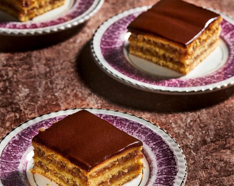 Γλυκό ταψιού σε στρώσεις, με καρύδια και μαρμελάδα βερίκοκο