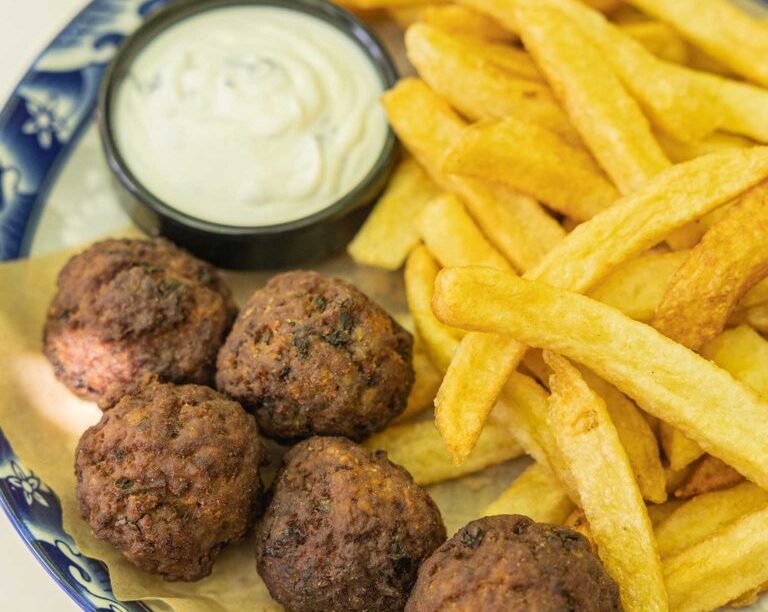 Κεφτεδάκια και ντιπ γιαουρτιού με δυόσμο