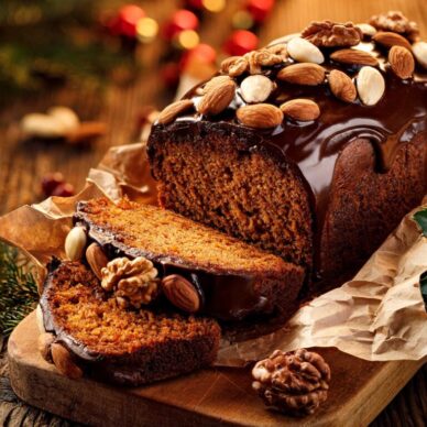 Κέικ gingerbread με γλάσο σοκολάτας