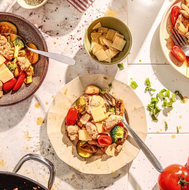 Κοτόπουλο stir fry με μανιτάρια, μπρόκολο και ντοματίνια