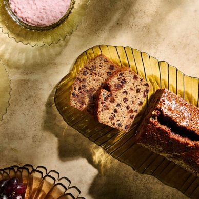 Κέικ σιροπιαστό με σταφίδες και κόκκινο κρασί